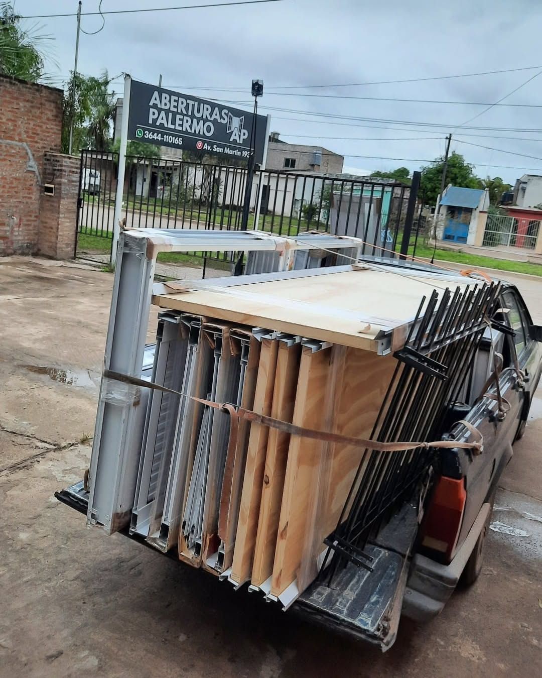 Pedido en camioneta frente al local