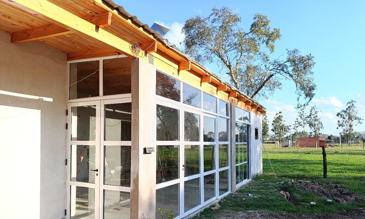Galería cerrada con puerta de acceso
